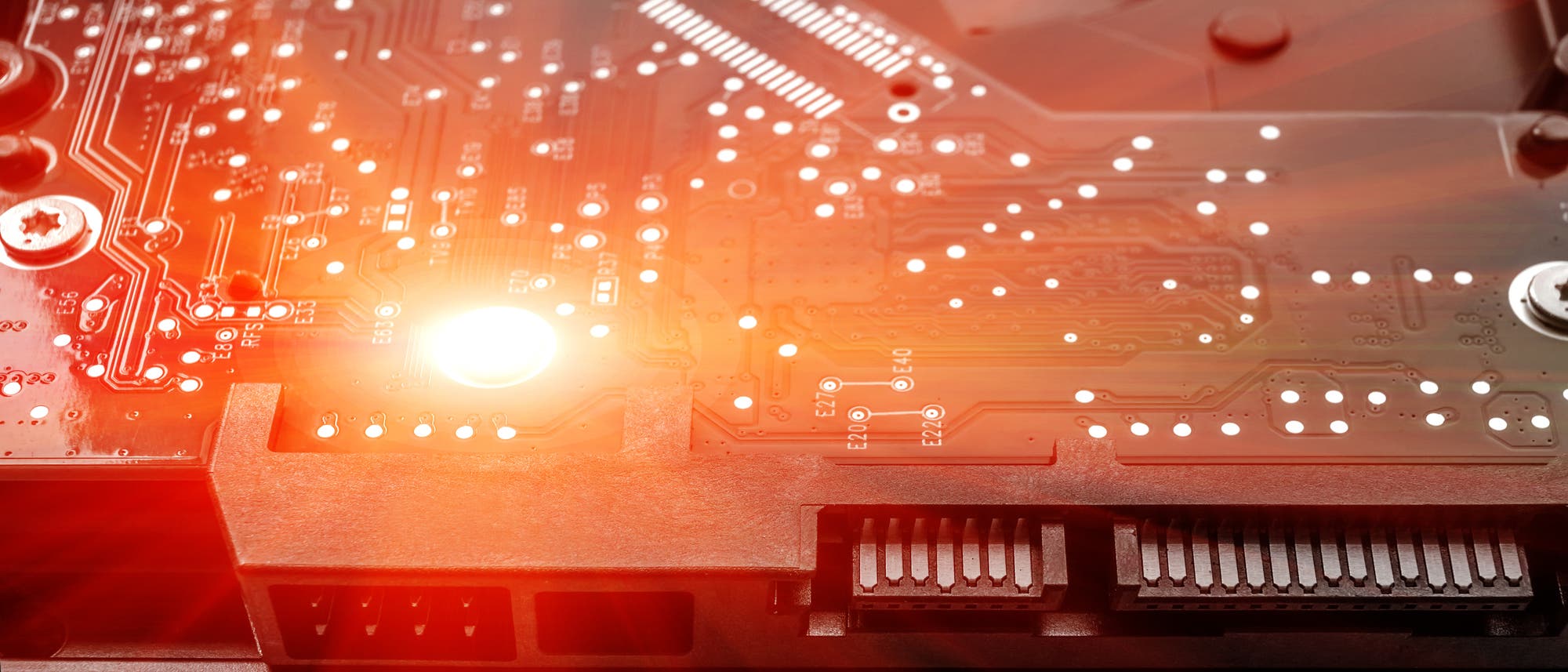 Computerfestplatte mit rotem Licht 