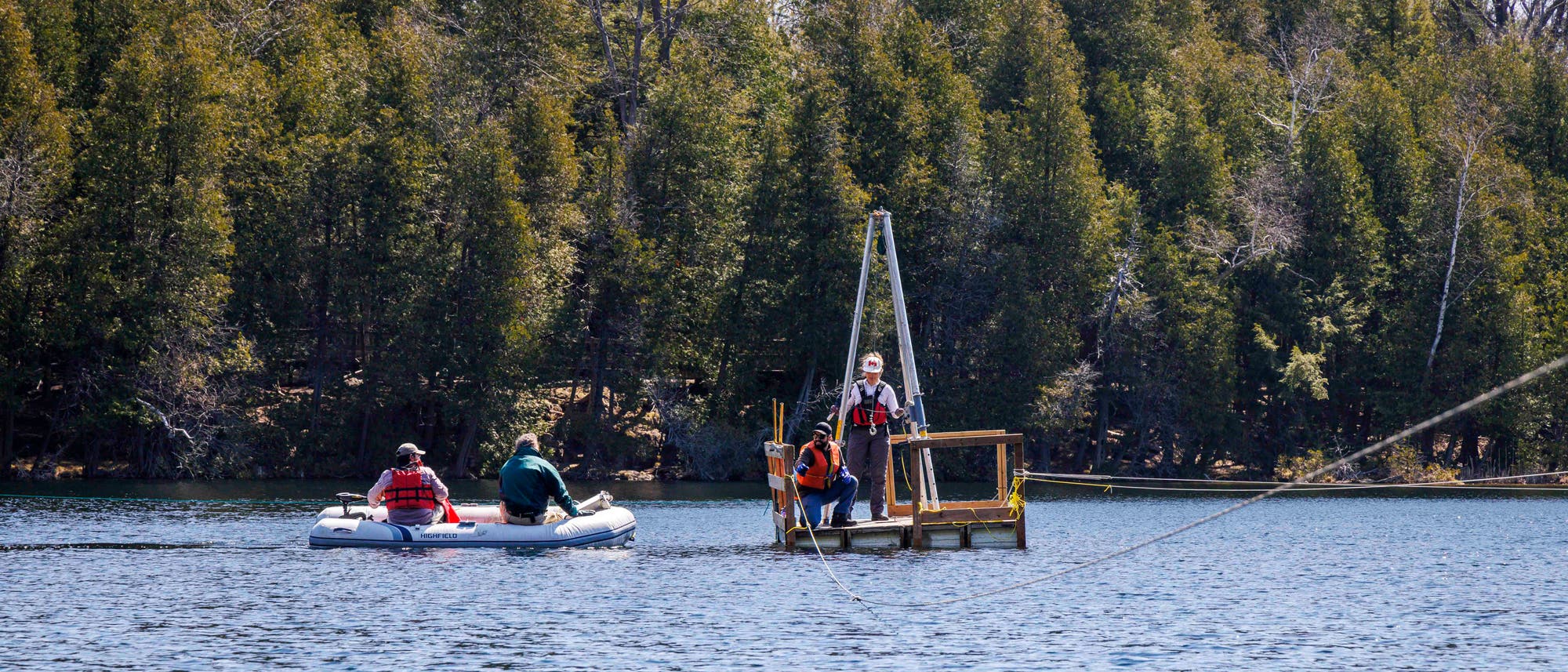Eine schwimmende Bohrplattform und ein Faltboot auf dem Crawfordsee.