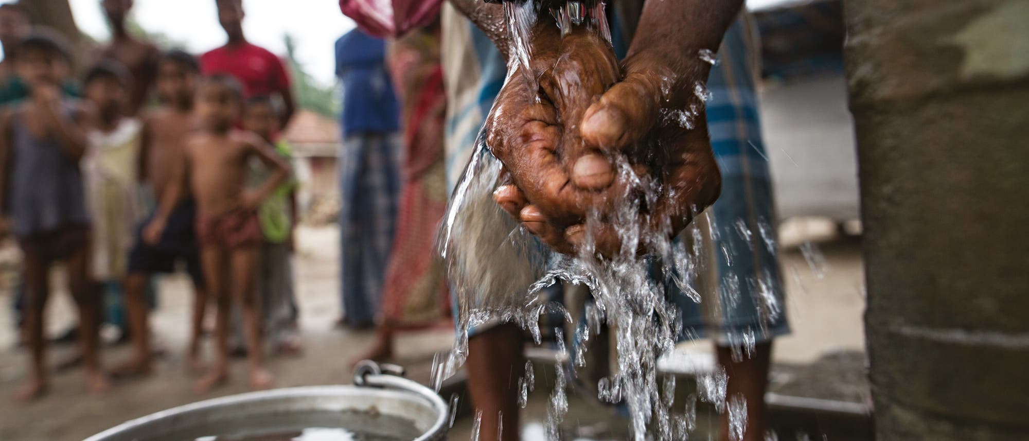 Händewaschen an arsenverseuchtem Dorfbrunnen in Kolsur