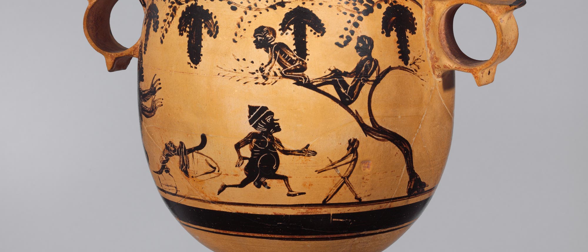 Eine antike griechische Vase mit schwarzfiguriger Malerei, die eine Szene aus der Mythologie darstellt. Auf der Vase sind mehrere Figuren zu sehen, darunter Menschen und Tiere, die in einer dynamischen Komposition angeordnet sind. Die Figuren sind in Schwarz auf dem hellen Ton der Vase gemalt, umgeben von stilisierten Bäumen und Pflanzen. Die Griffe der Vase sind rund und symmetrisch angeordnet. Die Darstellung zeigt eine lebendige Szene, die möglicherweise eine Geschichte oder ein Ereignis aus der griechischen Mythologie illustriert. Eine antike griechische Vase mit schwarzfiguriger Malerei, die eine Szene aus der Mythologie darstellt. Auf der Vase sind mehrere Figuren zu sehen, darunter Menschen und Tiere, die in einer dynamischen Komposition angeordnet sind. Die Figuren sind in Schwarz auf dem hellen Ton der Vase gemalt, umgeben von stilisierten Bäumen und Pflanzen. Die Griffe der Vase sind rund und symmetrisch angeordnet. Die Darstellung zeigt eine lebendige Szene, die möglicherweise eine Geschichte oder ein Ereignis aus der griechischen Mythologie illustriert.