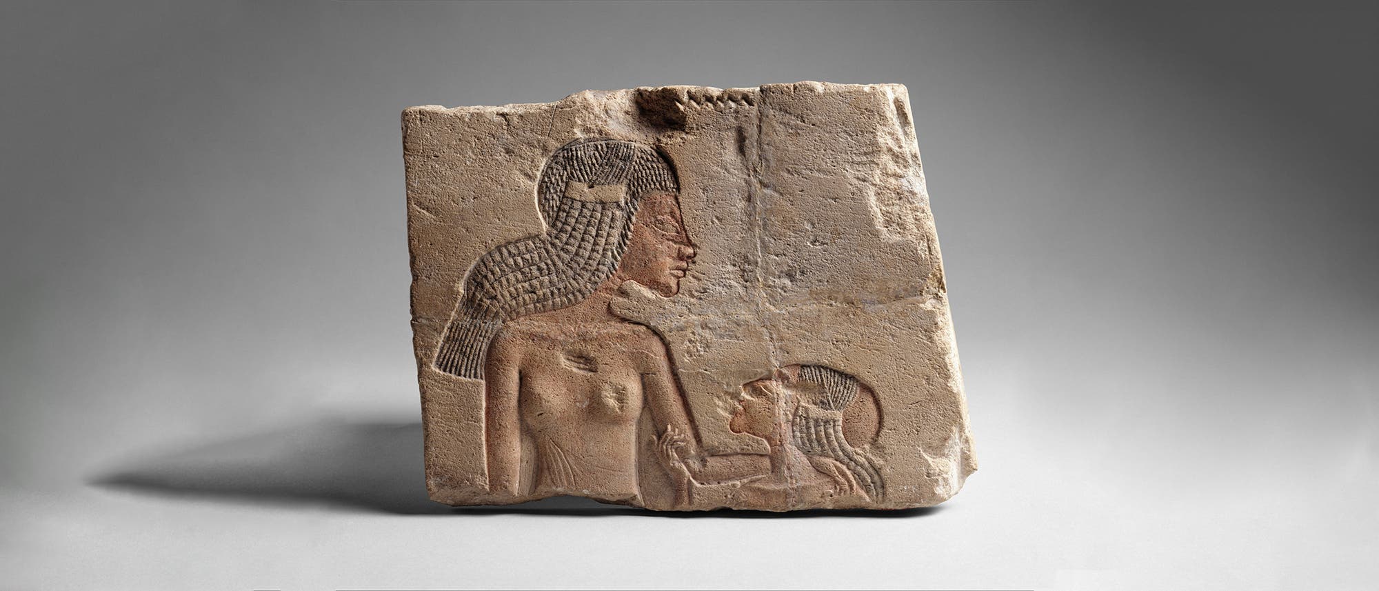 Auf einem Relief aus Amarna sind eine Frau und ein Mädchen abgebildet. 