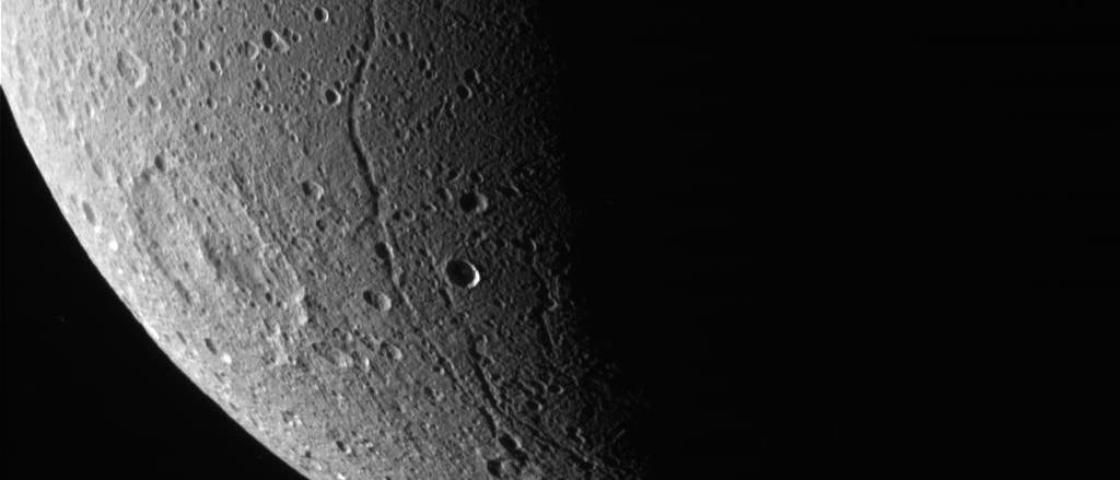 Dione im Blick von Cassini