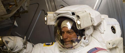 Astronaut Clayton Anderson bei der Arbeit