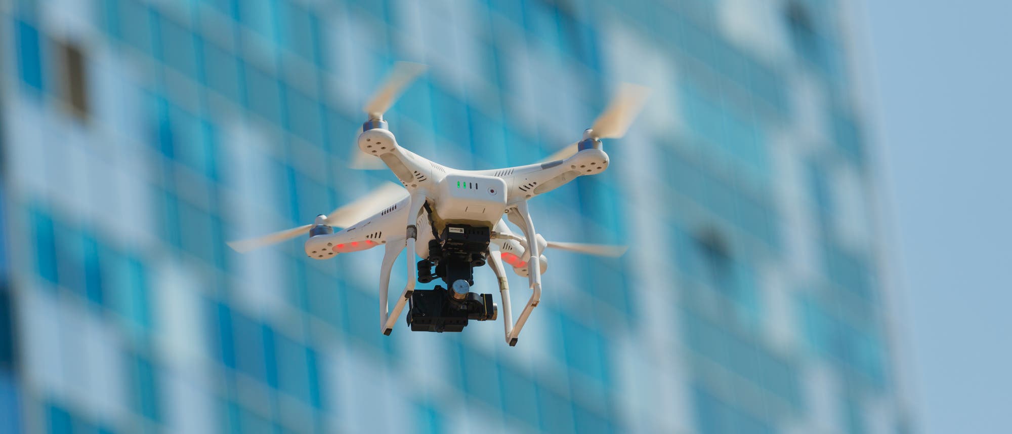 Drohne vor Gebäude 
