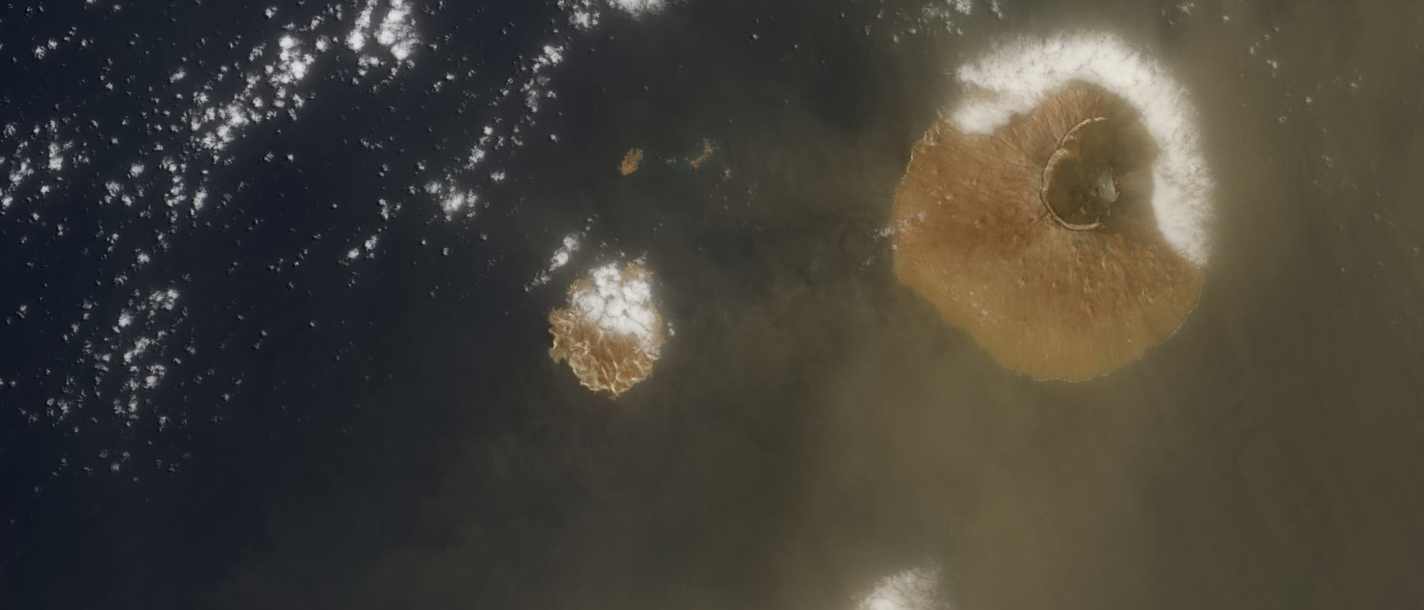 Ein orangefarbener Staubschleier zieht in diesem Satellitenfoto über die Kapverdischen Inseln.
