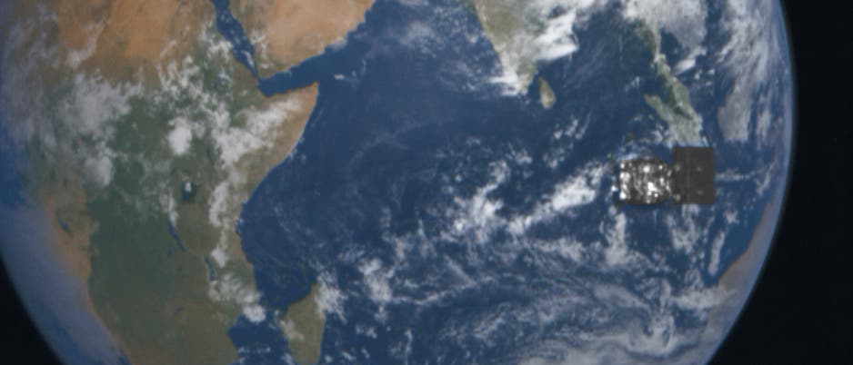 Ansicht der Erde aus dem Weltraum, die Afrika, den Nahen Osten und Teile Asiens zeigt. Die Kontinente sind von Ozeanen umgeben, und Wolkenformationen sind &uuml;ber dem Indischen Ozean sichtbar. Das Bild vermittelt eine globale Perspektive und hebt die geografischen Merkmale der Region hervor.