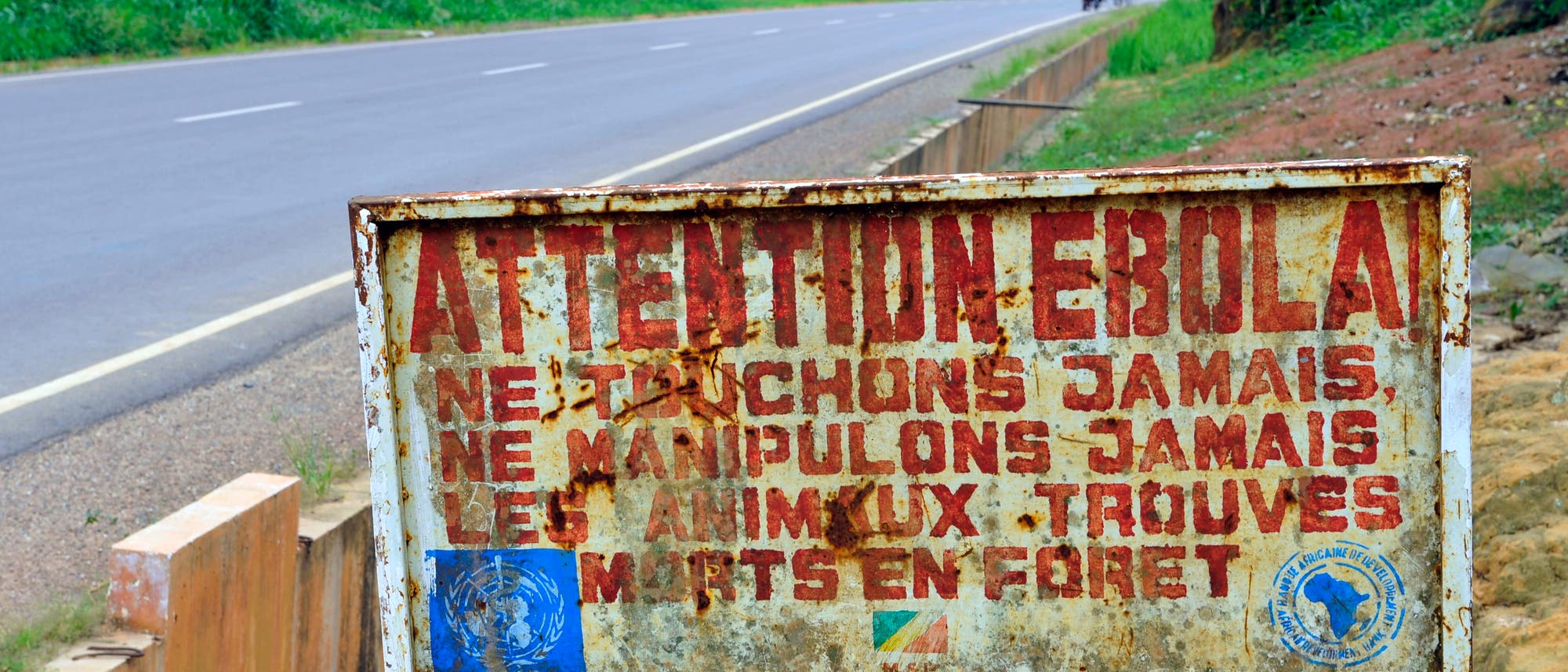 Ein verrostetes Schild warnt vor Ebola. Ein verrostetes Schild warnt vor Ebola.