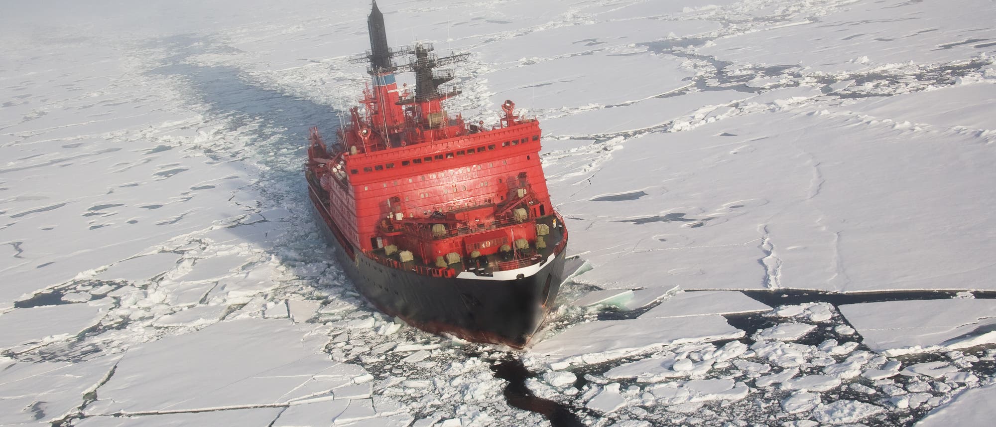Russischer Eisbrecher durchkreuzt die Arktis