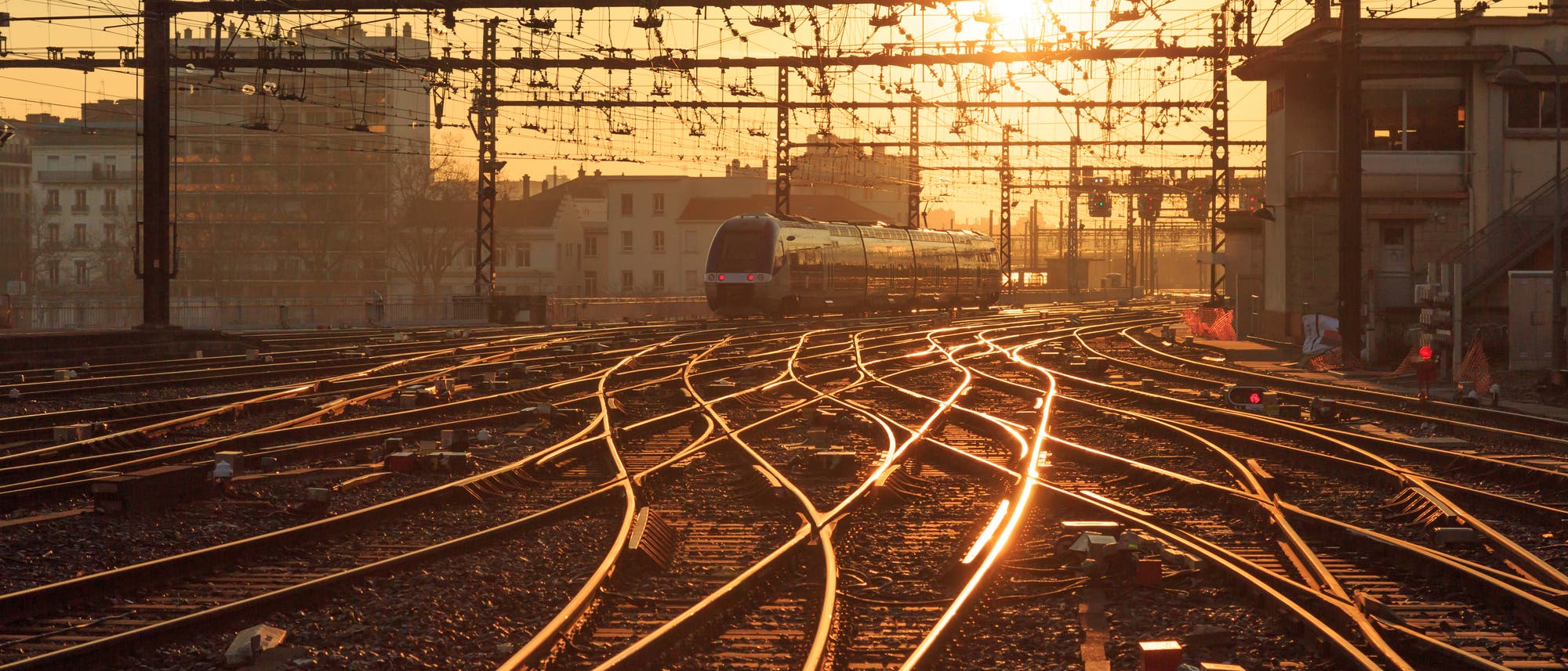 Eisenbahn im Sonnenaufgang