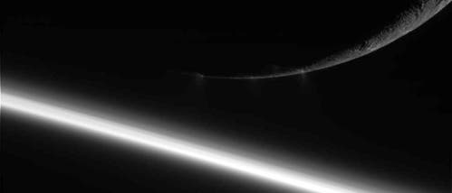Enceladus über Saturn