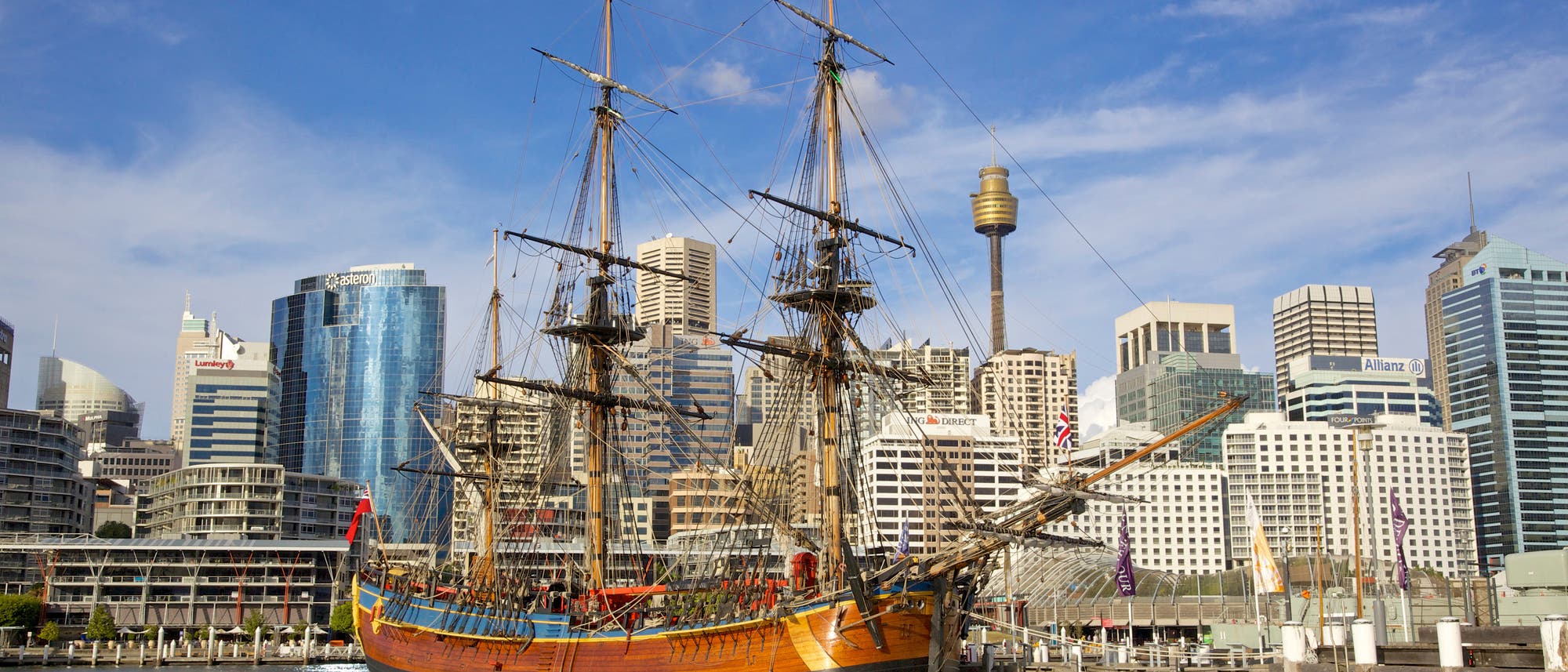 Ein Nachbau der Endeavour im Hafen von Sydney