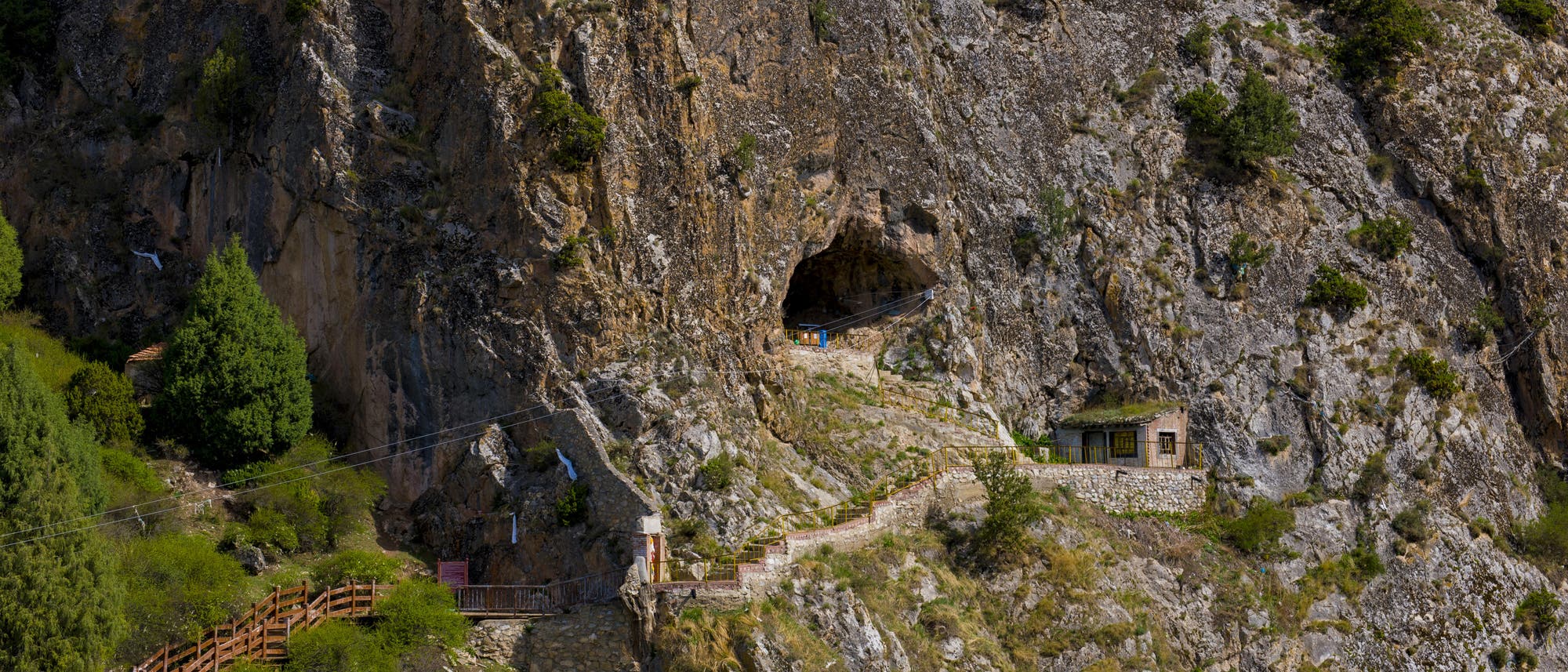 Blick auf den Eingang der Baishiya-Karsthöhle im nordöstlichen Hochland von Tibet.