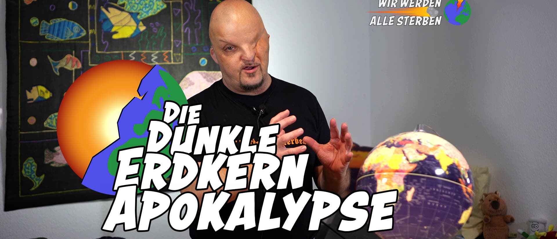 Eine Person steht in einem Raum vor einem Tisch mit einem Globus. Im Hintergrund hängt ein Wandteppich mit bunten Fischen. Auf dem Bild sind die Worte „Die dunkle Erdkern Apokalypse“ in großen Buchstaben zu sehen. Oben rechts steht „Wir werden alle sterben“ neben einer kleinen Erdkugel. Die Person gestikuliert mit den Händen.