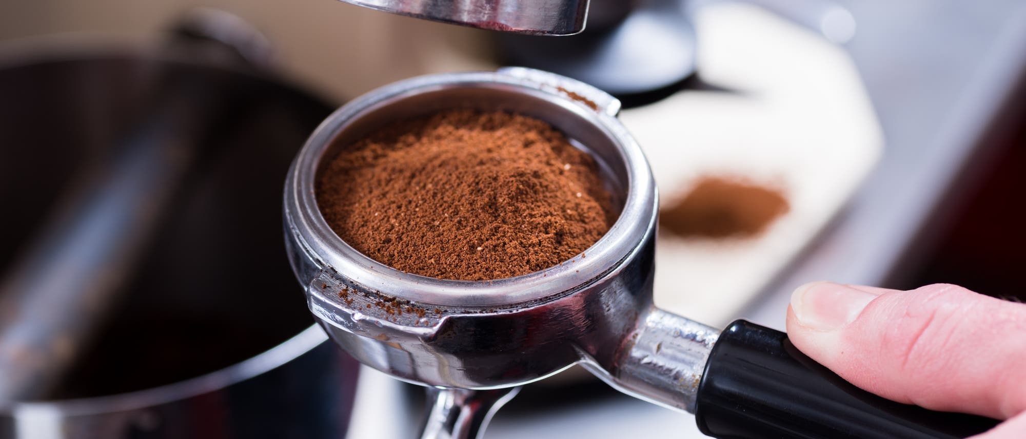 Kaffeemehl im Sieb einer Espressomaschine