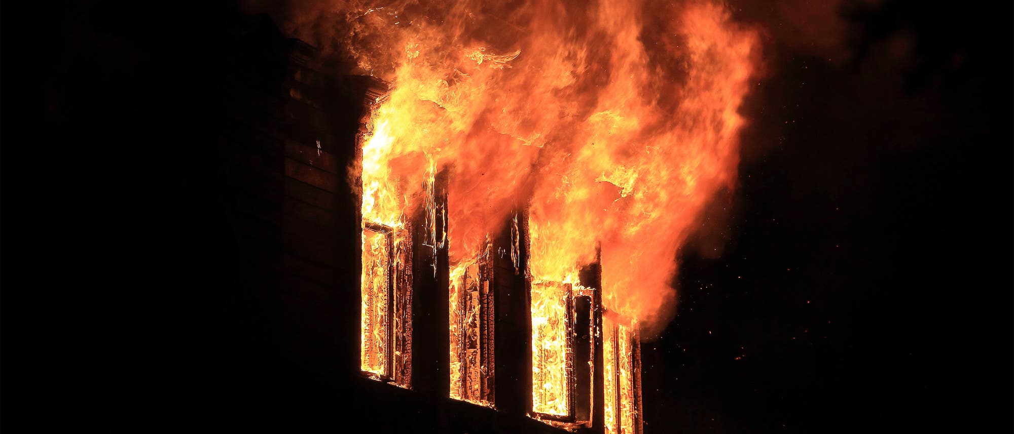 Flammen schlagen aus den Fenstern (Symbolbild)