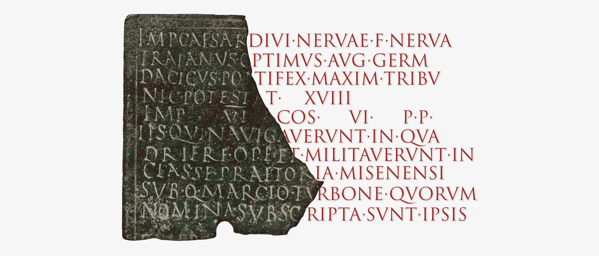 Eine antike römische Inschrift auf einem Metallfragment, das lateinische Buchstaben zeigt. Die Inschrift ist teilweise erhalten und enthält historische Informationen. Rechts neben dem Fragment ist die Inschrift in roter Farbe ergänzt.