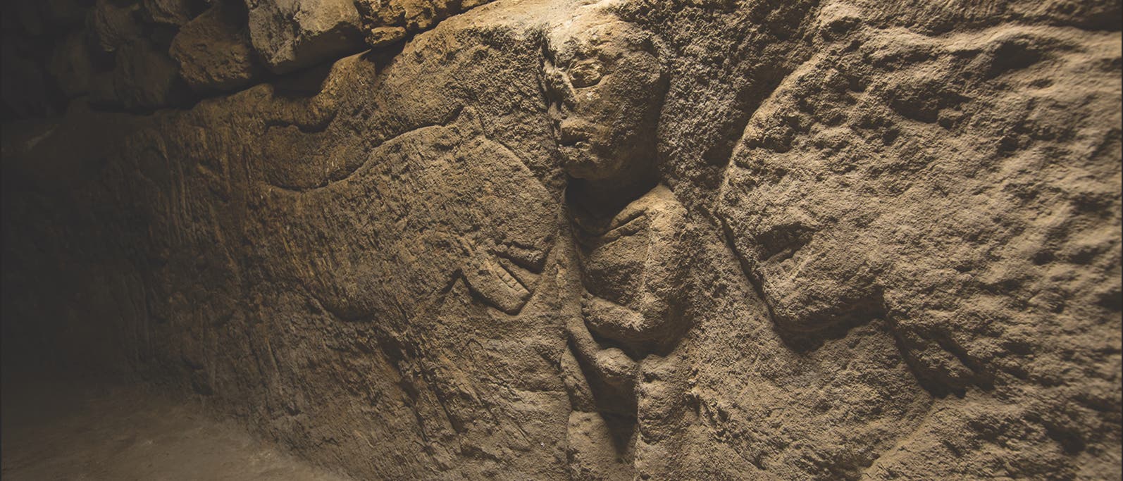 Das Bild eines Mannes mit Hand am Phallus befindet sich in der neolithischen Siedlung von Sayburç, Türkei. Die Darstellung ist zirka 11000 Jahre alt. 