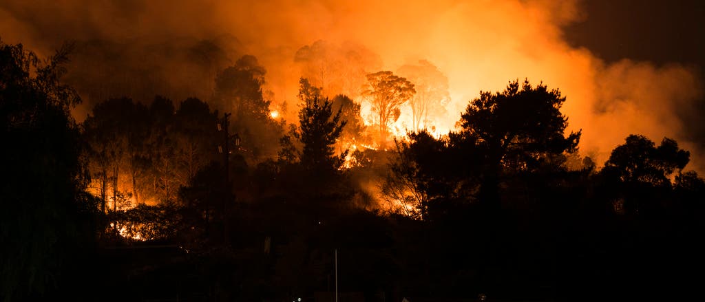 Hell loderndes Buschfeuer in Australien bei Nacht