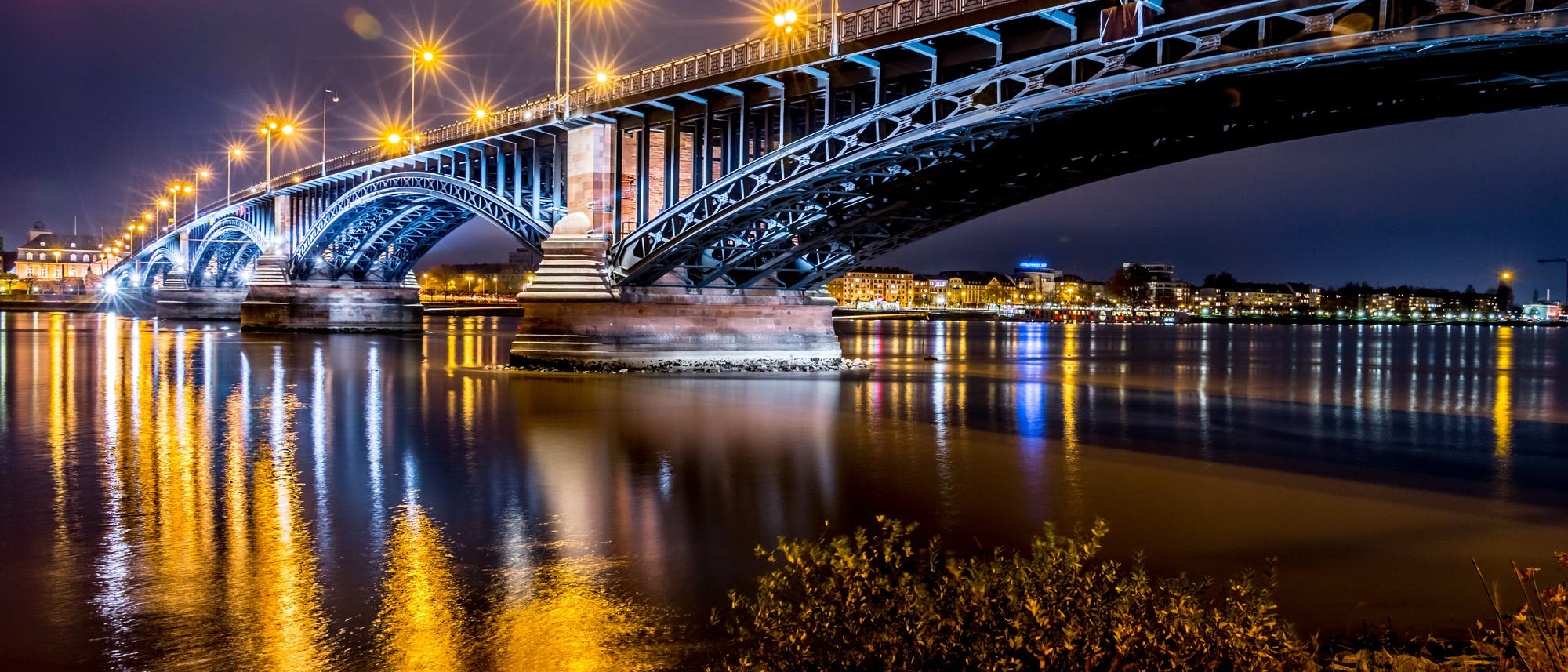 Beleuchtete Brücke bei Nacht