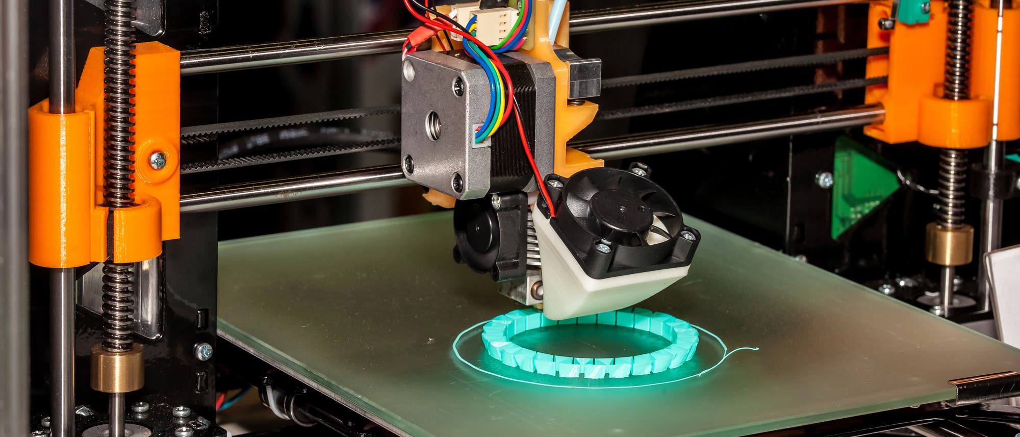 3-D-Drucker druckt ein Armband aus Plastikgliedern