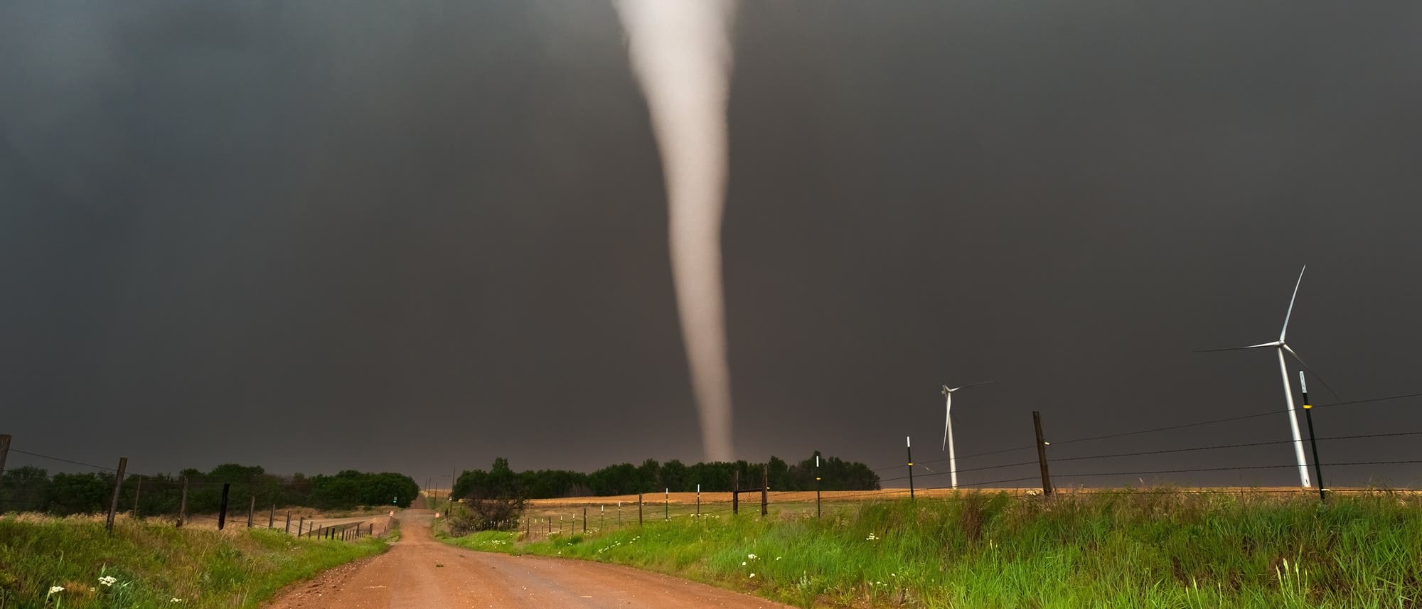 Tornado vor dunklem Himmel