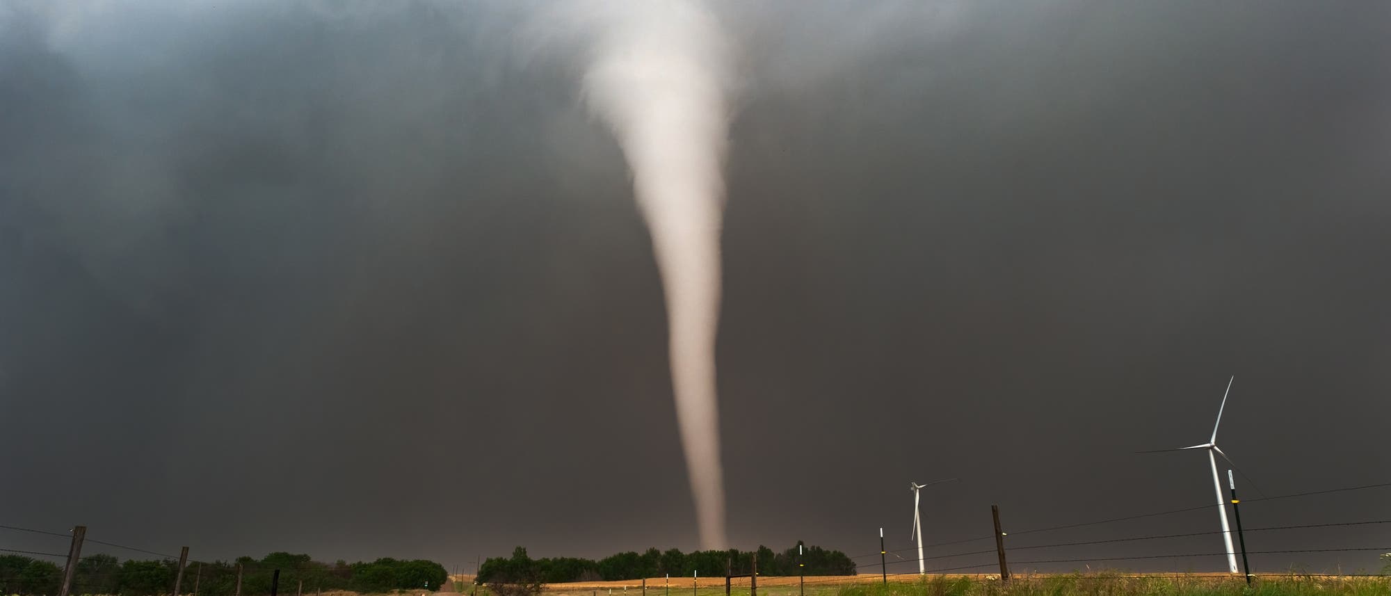 Tornado vor dunklem Himmel Tornado vor dunklem Himmel