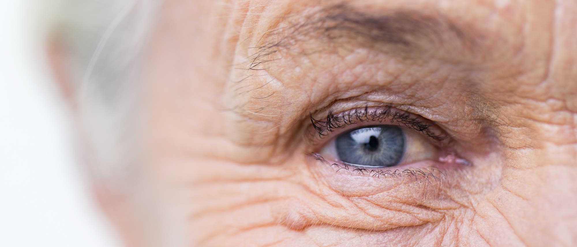 Auge und Teil des Gesichts einer älteren Frau