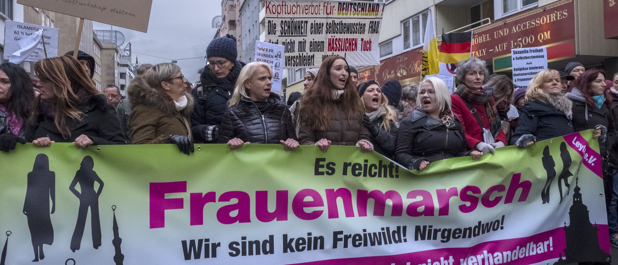 Teilnehmer am so genannten Frauenmarsch rechtspopulistischer Gruppierungen am 17.02.2018