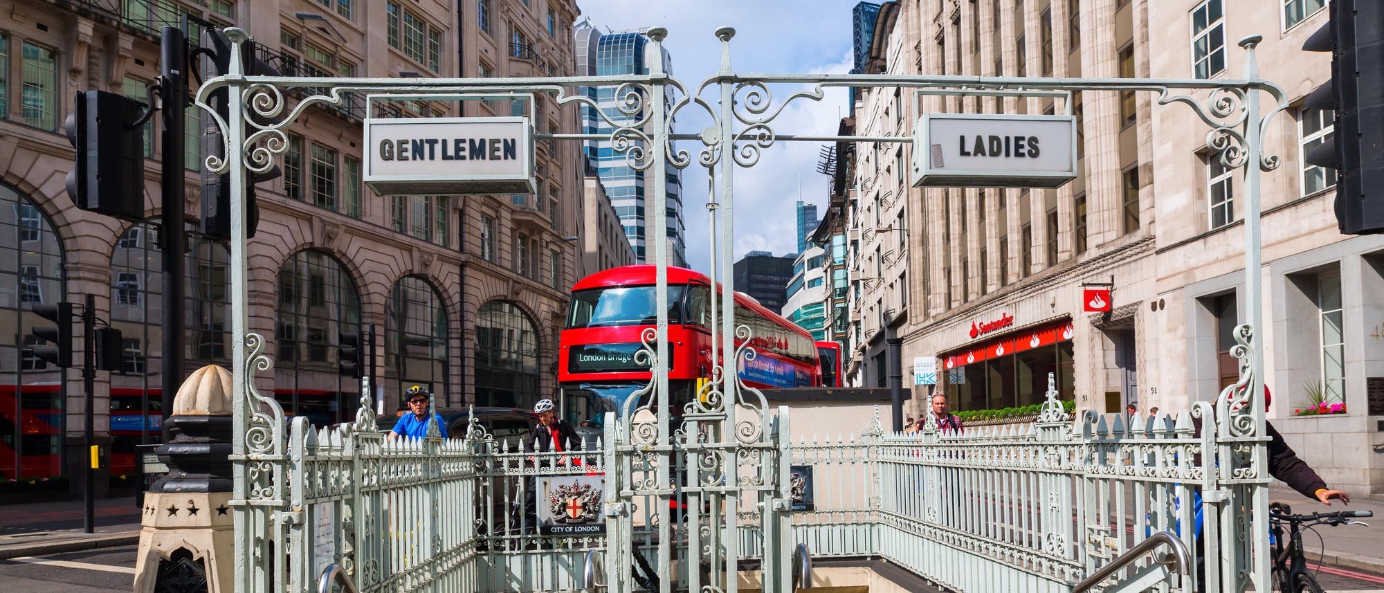 Treppe runter in den Abort: Diese historische Toilette befindet sich in London.