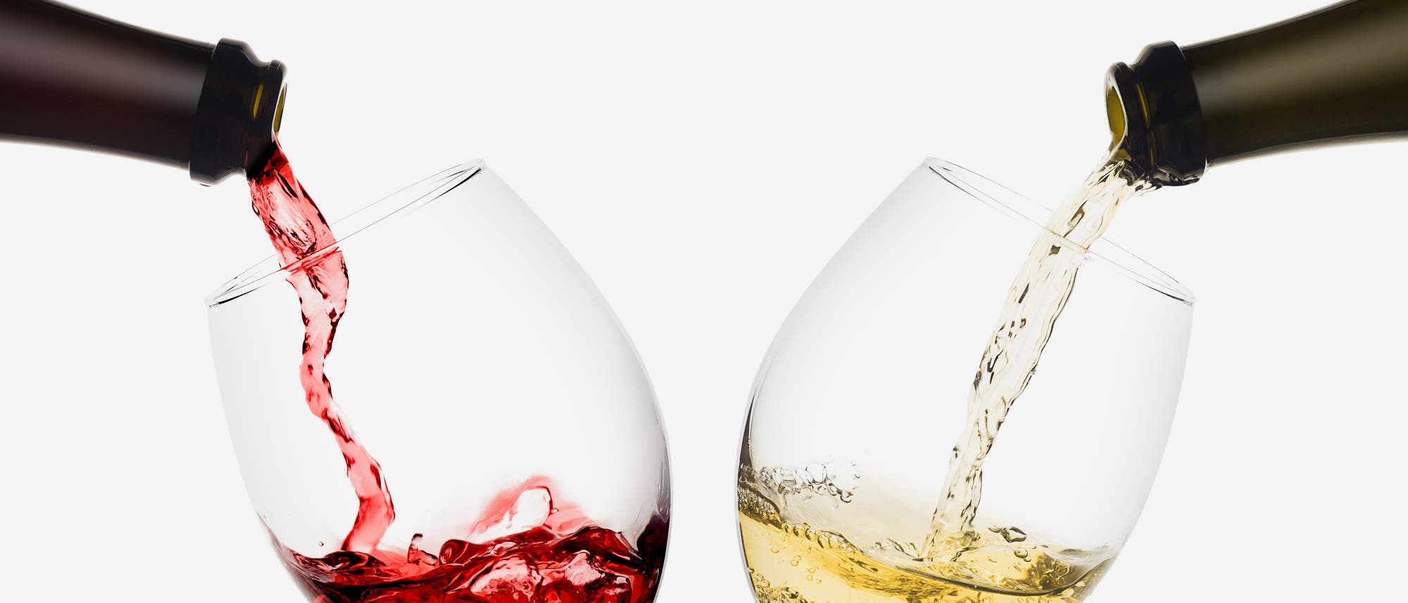 Aufnahme zweier Weingläser, deren Stiele sich überkreuzen; in ein Glas wird Rotwein gefüllt, in das andere Weißwein.
