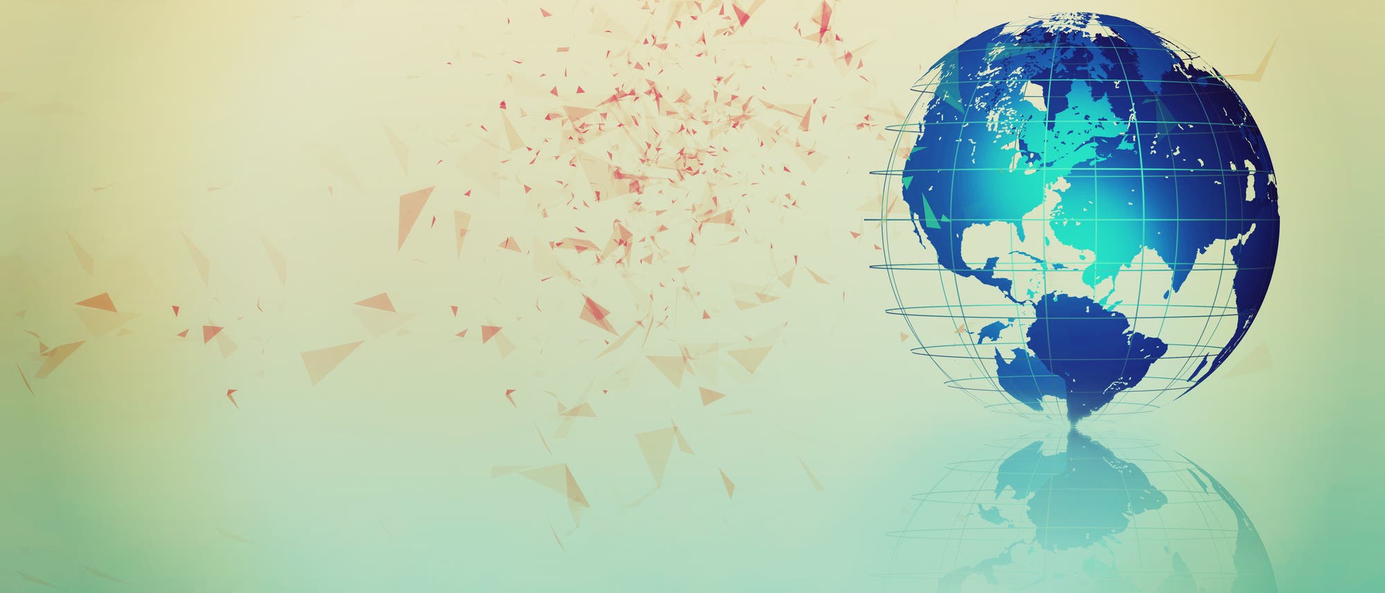 Eine stilisierte Weltkarte in Form eines Globus, der auf der rechten Seite des Bildes dargestellt ist. Der Globus zeigt die Kontinente in Blau mit einem Gittermuster, das die Längengrade und Breitengrade darstellt. Links im Bild sind geometrische, dreieckige Fragmente in Rot- und Orangetönen zu sehen, die sich vom Globus wegbewegen. Der Hintergrund ist in sanften Gelb- und Grüntönen gehalten, was dem Bild eine moderne und dynamische Atmosphäre verleiht.
