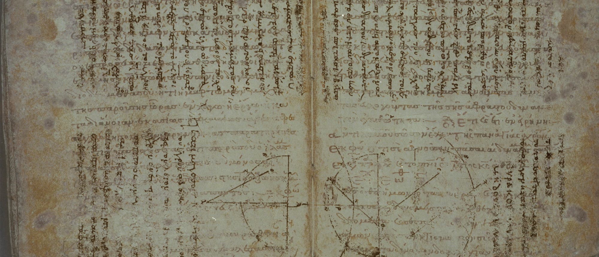 Eine antike Manuskriptseite mit griechischem Text und geometrischen Skizzen. Die Seite ist in zwei Spalten unterteilt, wobei jede Spalte dichten handgeschriebenen Text enth&auml;lt. Unterhalb des Textes befinden sich geometrische Zeichnungen mit Linien und Kreisen, die m&ouml;glicherweise mathematische Konzepte oder Theoreme darstellen. Die Seite zeigt Alterserscheinungen und Verf&auml;rbungen, was auf ihr historisches Alter hinweist.