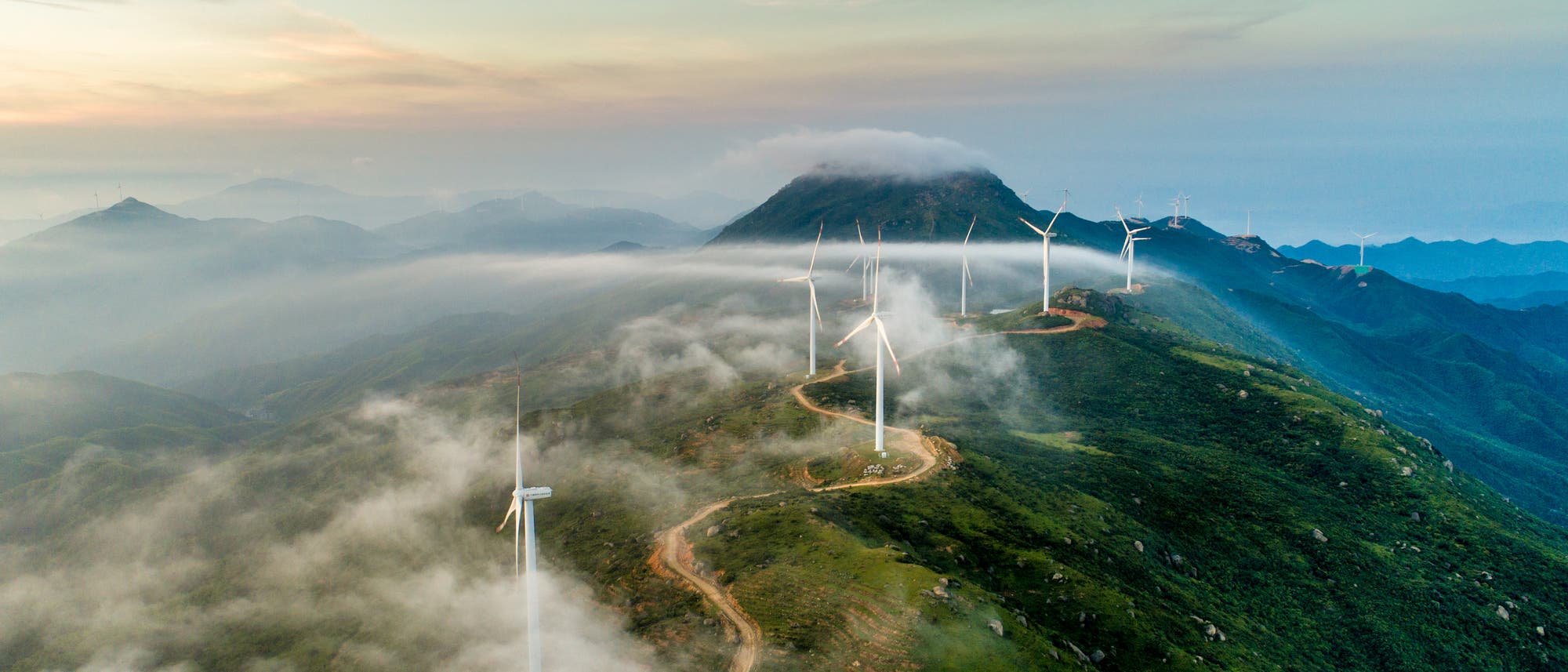 Windräder stehen auf einem Bergrücken