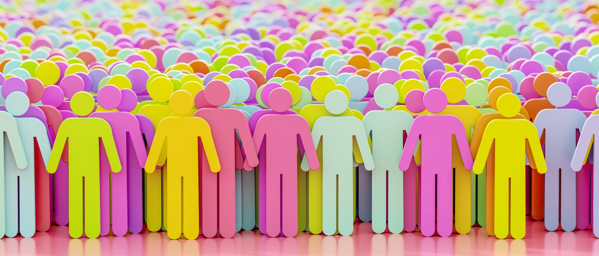 Eine Illustration einer gro&szlig;en Menschenmenge, bestehend aus stilisierten Figuren in verschiedenen Farben wie Pink, Gelb, Blau und Gr&uuml;n. Die Figuren stehen dicht beieinander auf einem rosa Hintergrund, was ein Gef&uuml;hl von Vielfalt und Gemeinschaft vermittelt.