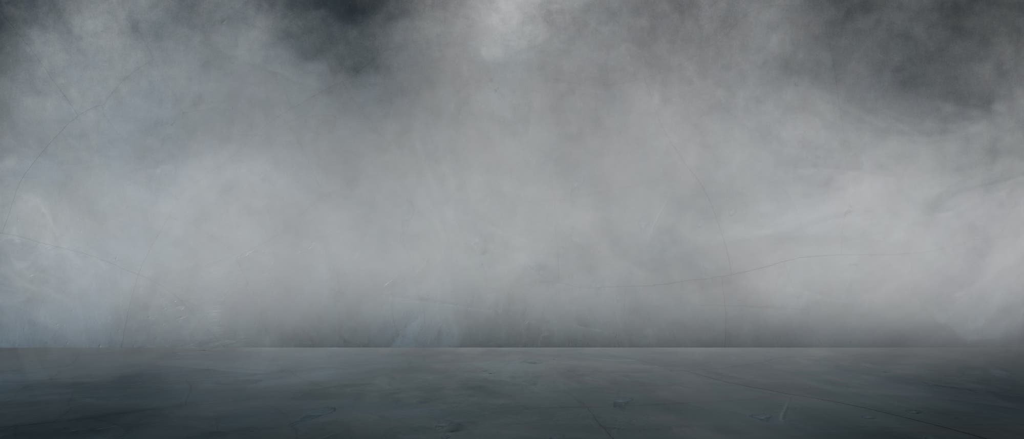 Eine graue, neblige Szene mit einem leeren, glatten Boden und einem verschwommenen Hintergrund. Die Atmosph&auml;re wirkt d&uuml;ster und mystisch, ohne erkennbare Objekte oder Personen.