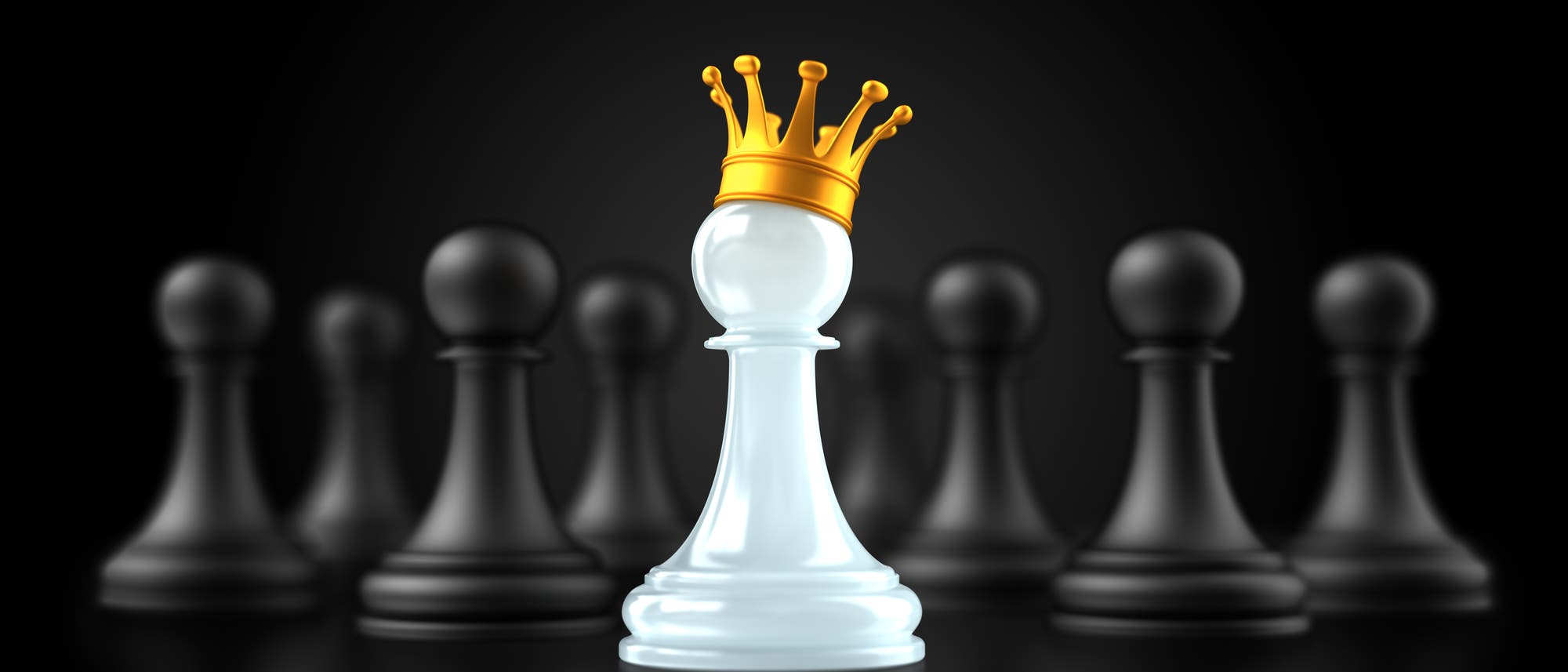 Ein weißer Schachbauer mit einer goldenen Krone steht im Vordergrund, umgeben von unscharfen schwarzen Bauern im Hintergrund. Die Krone symbolisiert Macht und Aufstieg, während der Kontrast zwischen dem weißen Bauern und den schwarzen Figuren die Themen Führung und Gefolgsleute hervorhebt. Ein weißer Schachbauer mit einer goldenen Krone steht im Vordergrund, umgeben von unscharfen schwarzen Bauern im Hintergrund. Die Krone symbolisiert Macht und Aufstieg, während der Kontrast zwischen dem weißen Bauern und den schwarzen Figuren die Themen Führung und Gefolgsleute hervorhebt.
