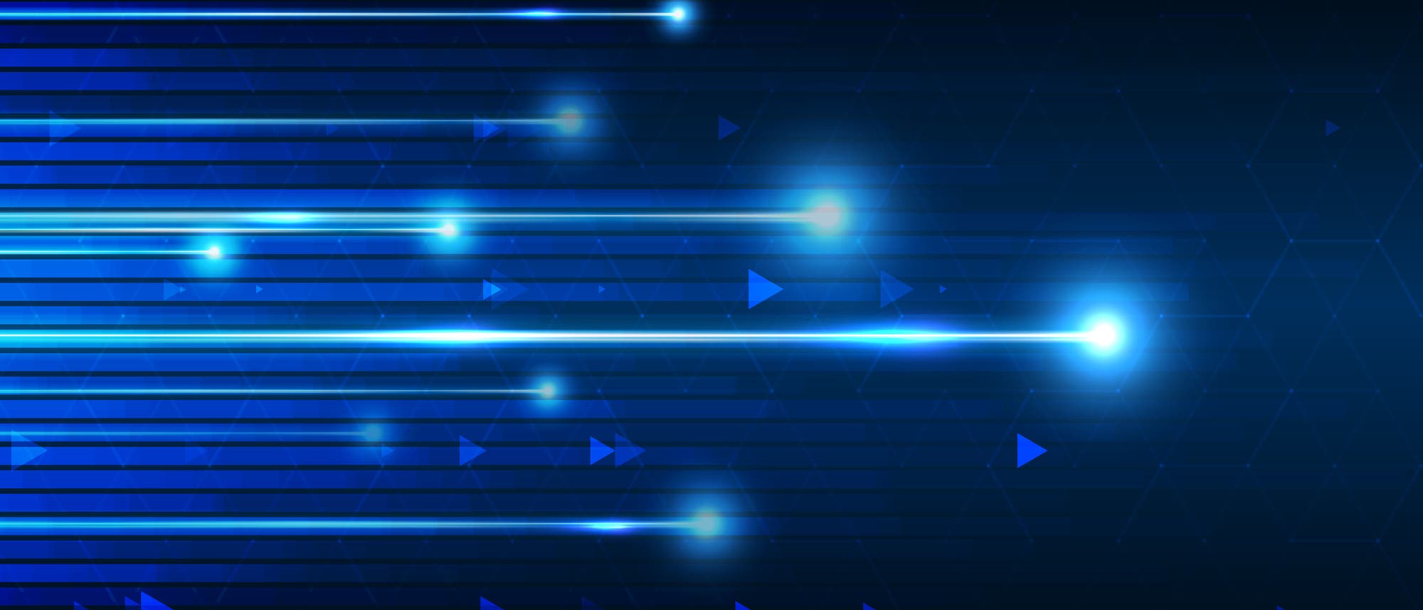 Abstraktes Bild mit leuchtenden, horizontalen Linien und Pfeilen auf einem dunkelblauen Hintergrund. Die Linien strahlen von links nach rechts und erzeugen einen Eindruck von Geschwindigkeit und Technologie. Der Hintergrund zeigt ein hexagonales Muster, das dem Bild eine futuristische und digitale Atmosphäre verleiht.