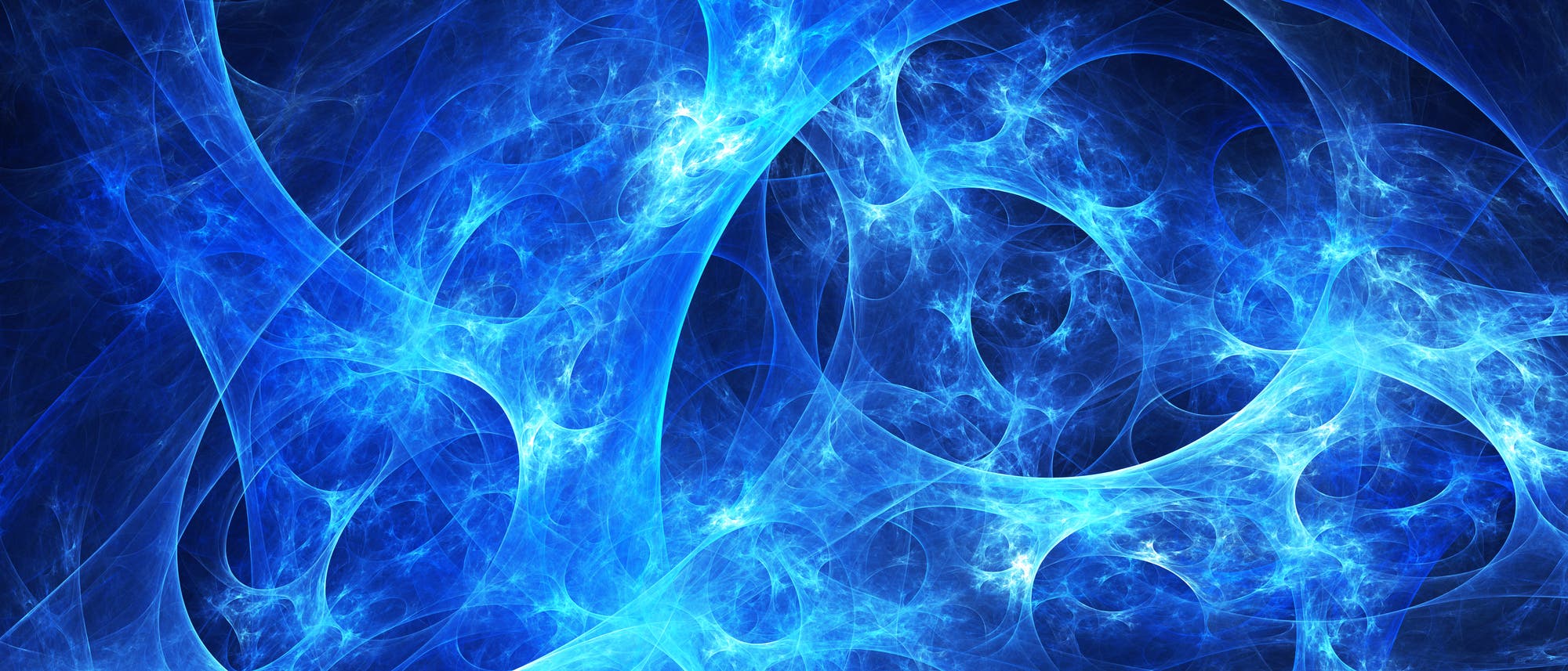 Leuchtende blaue Wirbel und geschwungene Linien auf dunklem Hintergrund. Die Komposition erinnert an kosmische Muster.