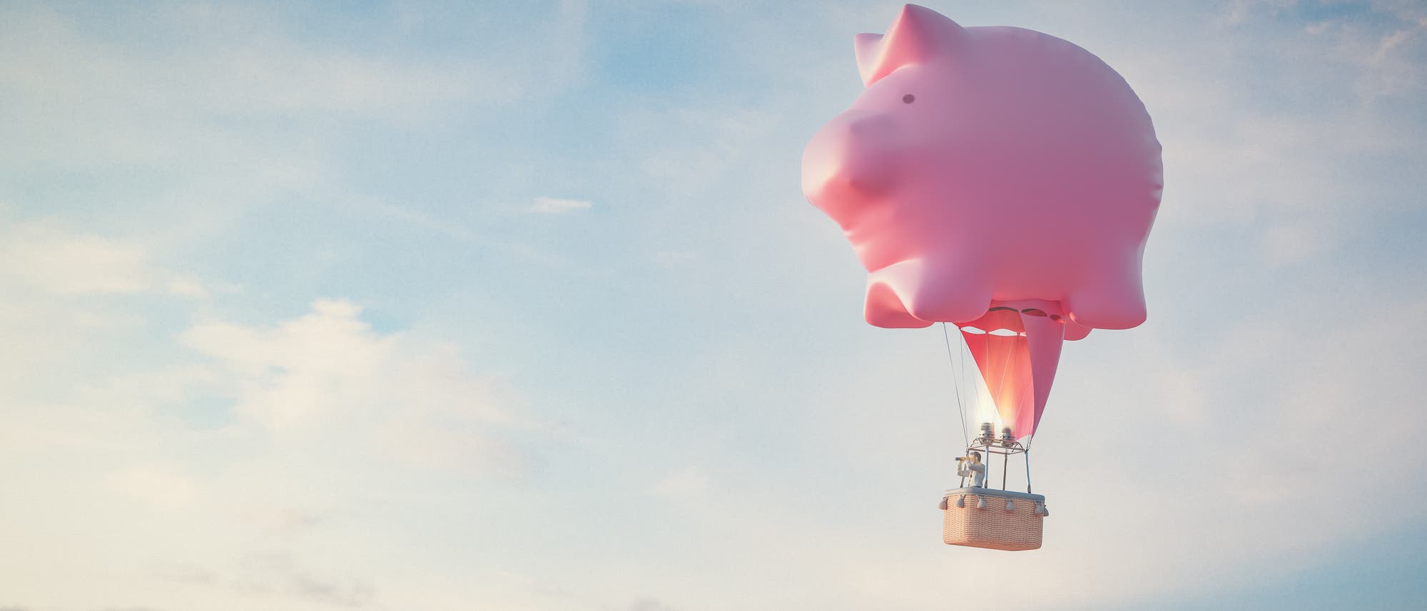 Ein rosafarbener Heißluftballon in Form eines Schweins schwebt am Himmel. Am Ballon hängt ein Korb, darin steht ein Mann und schaut durch ein Fernrohr. Der Himmel ist blau mit vielen Wolken.