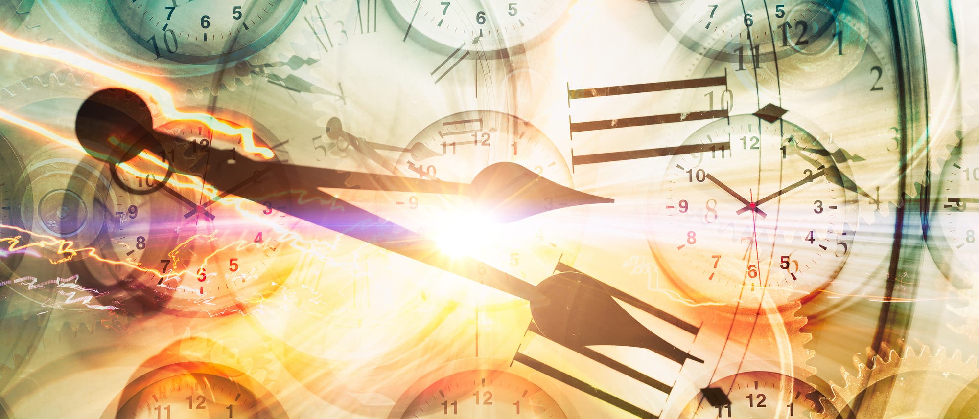 Eine k&uuml;nstlerische Darstellung mehrerer &uuml;berlappender Uhren mit verschiedenen Zifferbl&auml;ttern und Zeigern. Die Komposition erzeugt einen kaleidoskopartigen Effekt, der das Thema Zeit visualisiert. Ein blendendes Licht strahlt aus der Mitte, verst&auml;rkt durch dynamische Linien und Farben, die Bewegung und Energie suggerieren. Die Uhrzeiger sind prominent und scheinen sich schnell zu bewegen, was den Eindruck von Verg&auml;nglichkeit und Dringlichkeit vermittelt.