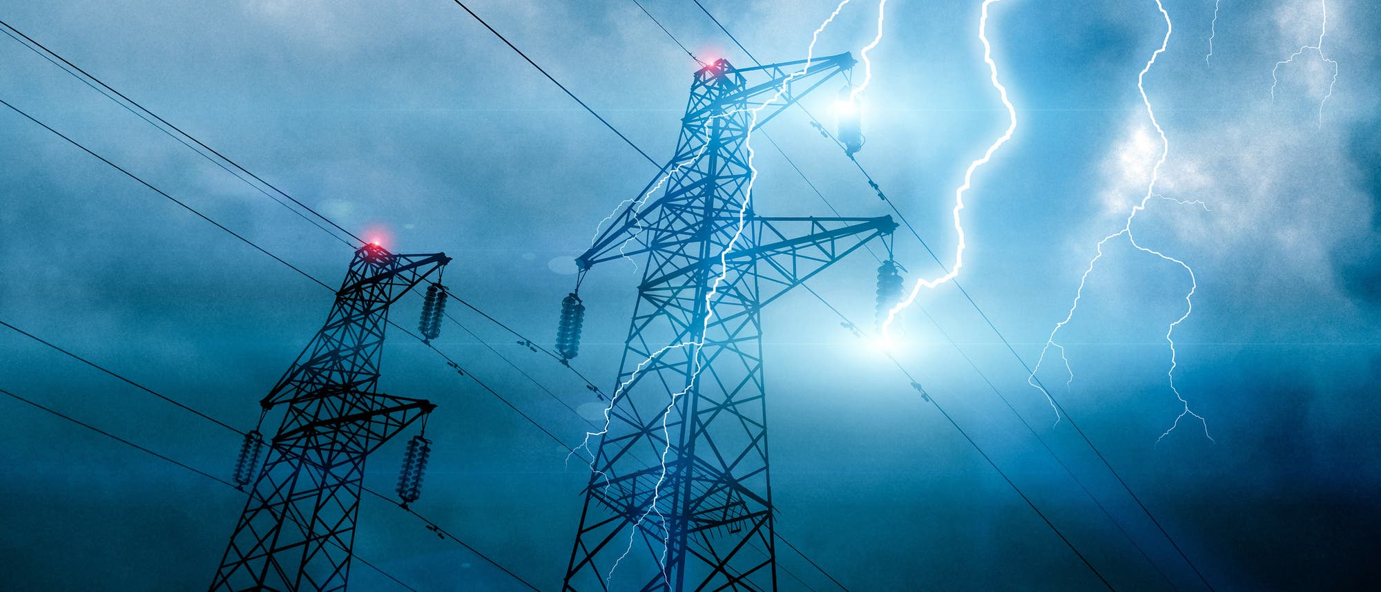 zwei Strommasten im Gewitter, Blitze am himmel