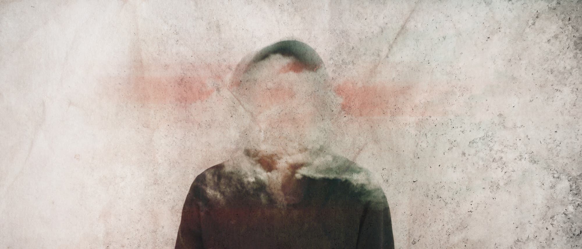 Ein unscharfes, künstlerisches Bild einer Person mit einer Mütze, deren Gesicht nicht erkennbar ist. Der Hintergrund ist strukturiert und in gedeckten Farben gehalten. Es gibt keine sichtbaren Texte oder Links im Bild. Ein unscharfes, künstlerisches Bild einer Person mit einer Mütze, deren Gesicht nicht erkennbar ist. Der Hintergrund ist strukturiert und in gedeckten Farben gehalten. Es gibt keine sichtbaren Texte oder Links im Bild.