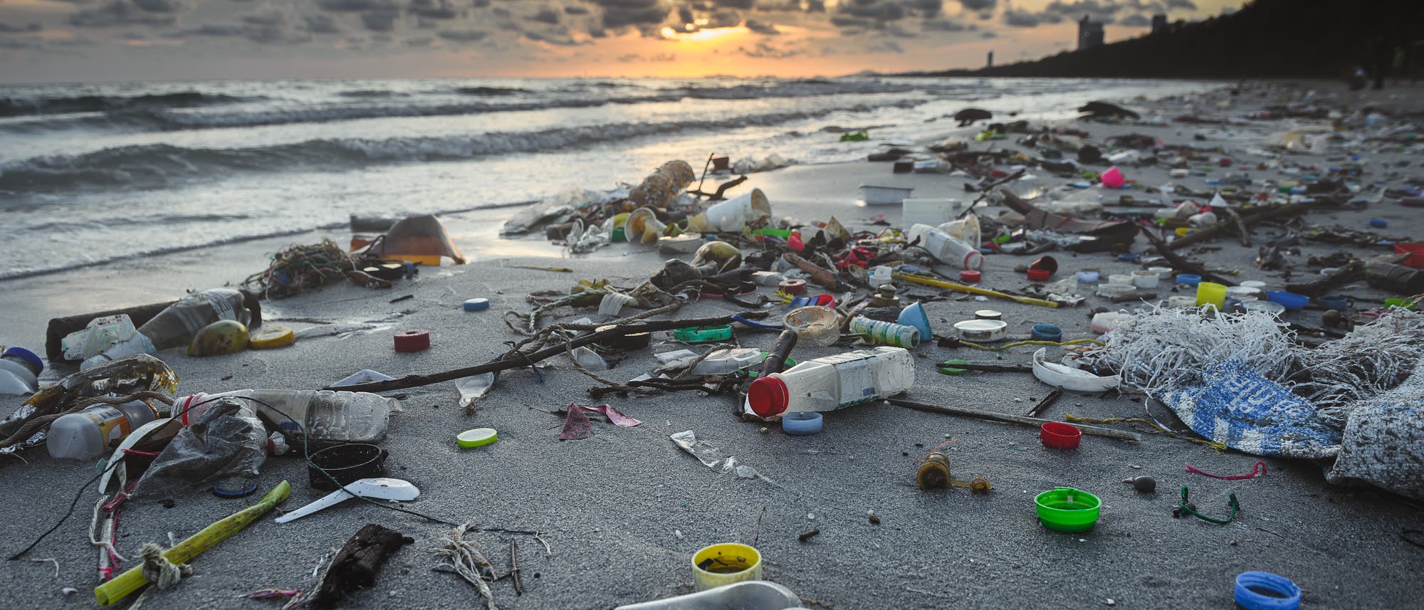 Ein Strand ist übersät mit Plastikmüll