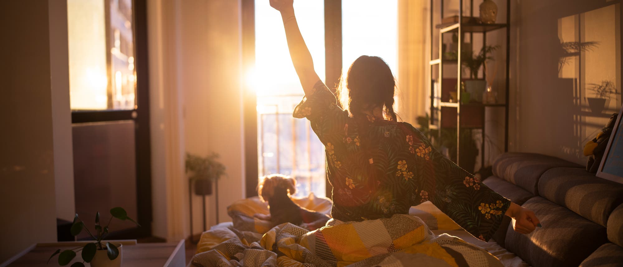 Eine Frau wacht bei Sonnenaufgang auf. Wobei der Sonnenstand darauf hindeutet, dass sie sich beim tatsächlichen Sonnenaufgang noch mal ein gutes halbes Stündchen hingelegt hat. Aber wir wollen nicht kleinlich sein.