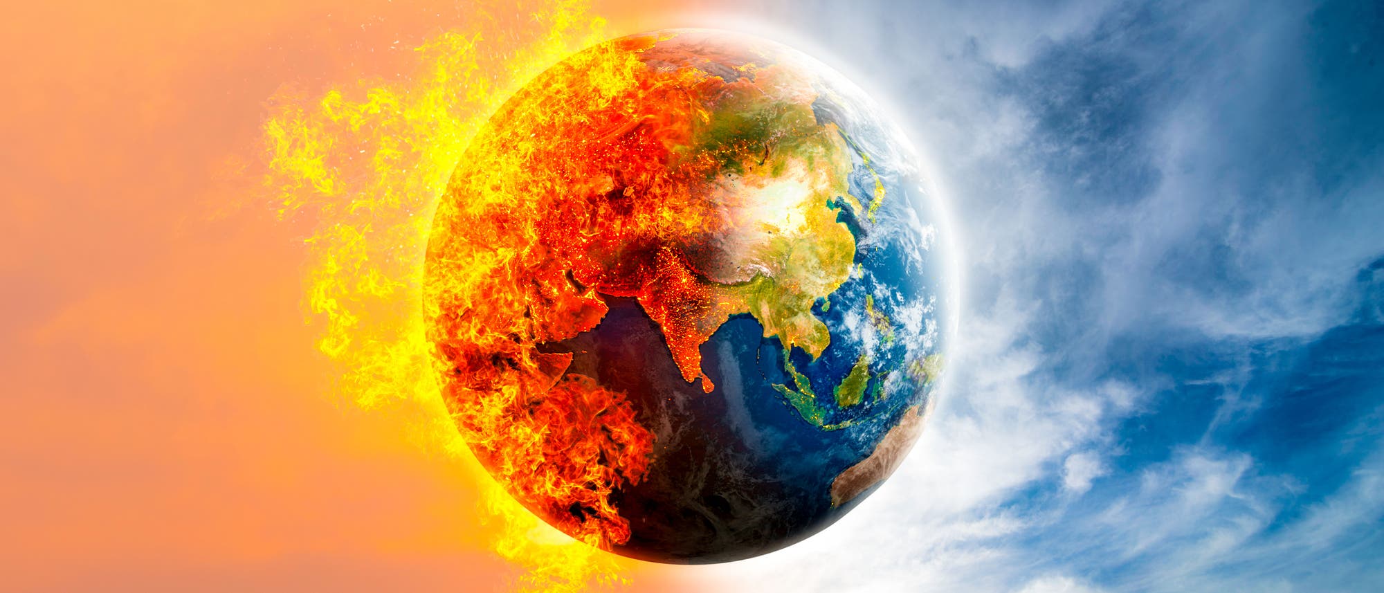 Eine künstlerische Darstellung der Erde, die in zwei Hälften geteilt ist. Die linke Hälfte zeigt die Erde in Flammen, symbolisierend Hitze und Umweltzerstörung, während die rechte Hälfte in kühlen Blautönen gehalten ist, die Frieden und Stabilität darstellen. Der Hintergrund wechselt von einem feurigen Orange zu einem klaren Blau, was den Kontrast zwischen den beiden Zuständen der Erde verstärkt.