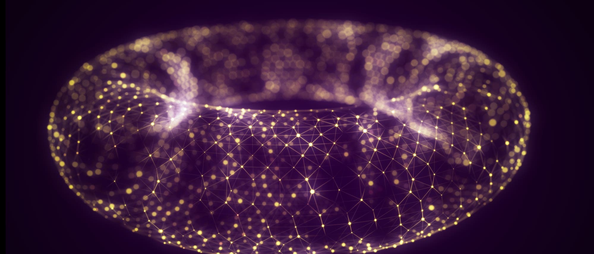 Ein leuchtender, digitaler Torus auf dunklem Hintergrund, bestehend aus einem Netzwerk von gelben Lichtpunkten und Linien, die ein komplexes, dreidimensionales Gittermuster bilden. Die Struktur erinnert an ein futuristisches oder wissenschaftliches Konzept, das möglicherweise Datenverbindungen oder ein Netzwerk symbolisiert. Die violette Farbgebung verstärkt den technologischen und abstrakten Charakter des Bildes.