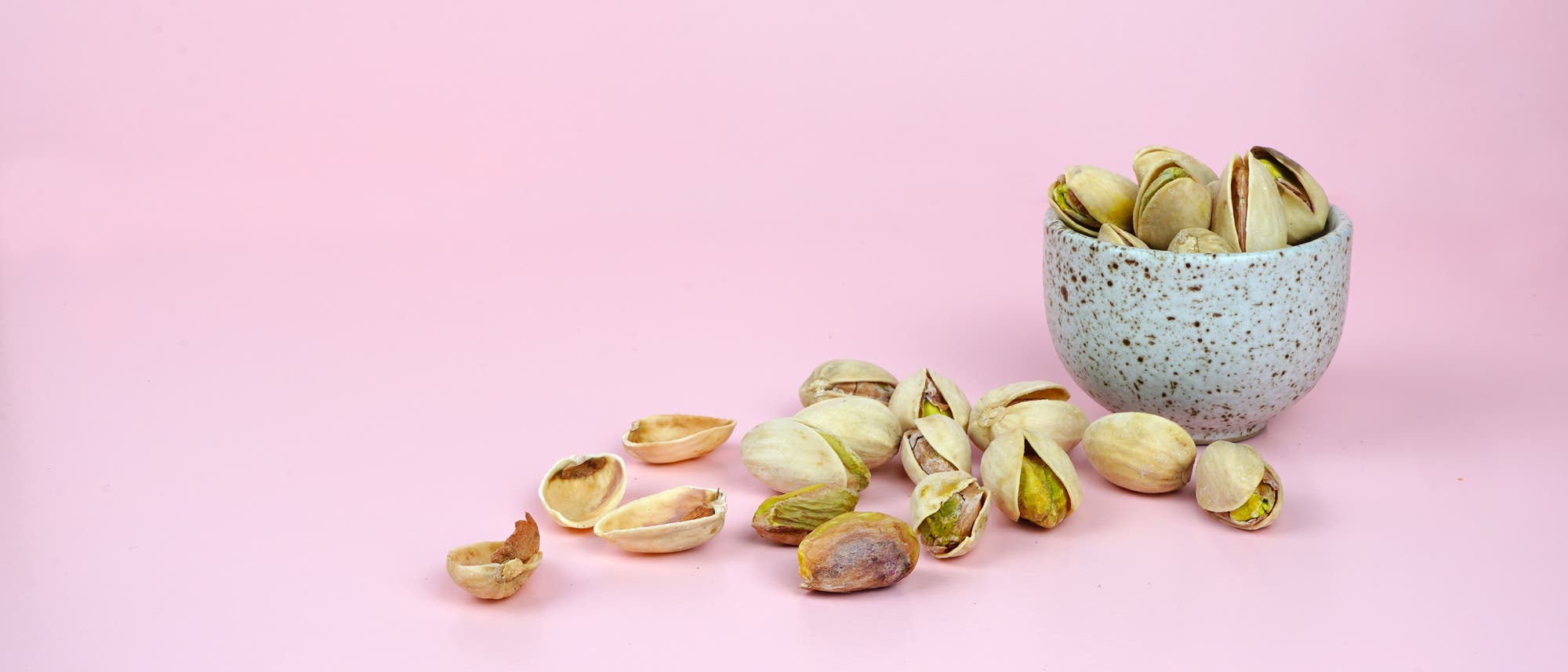 Pistazien in und vor einer Schale