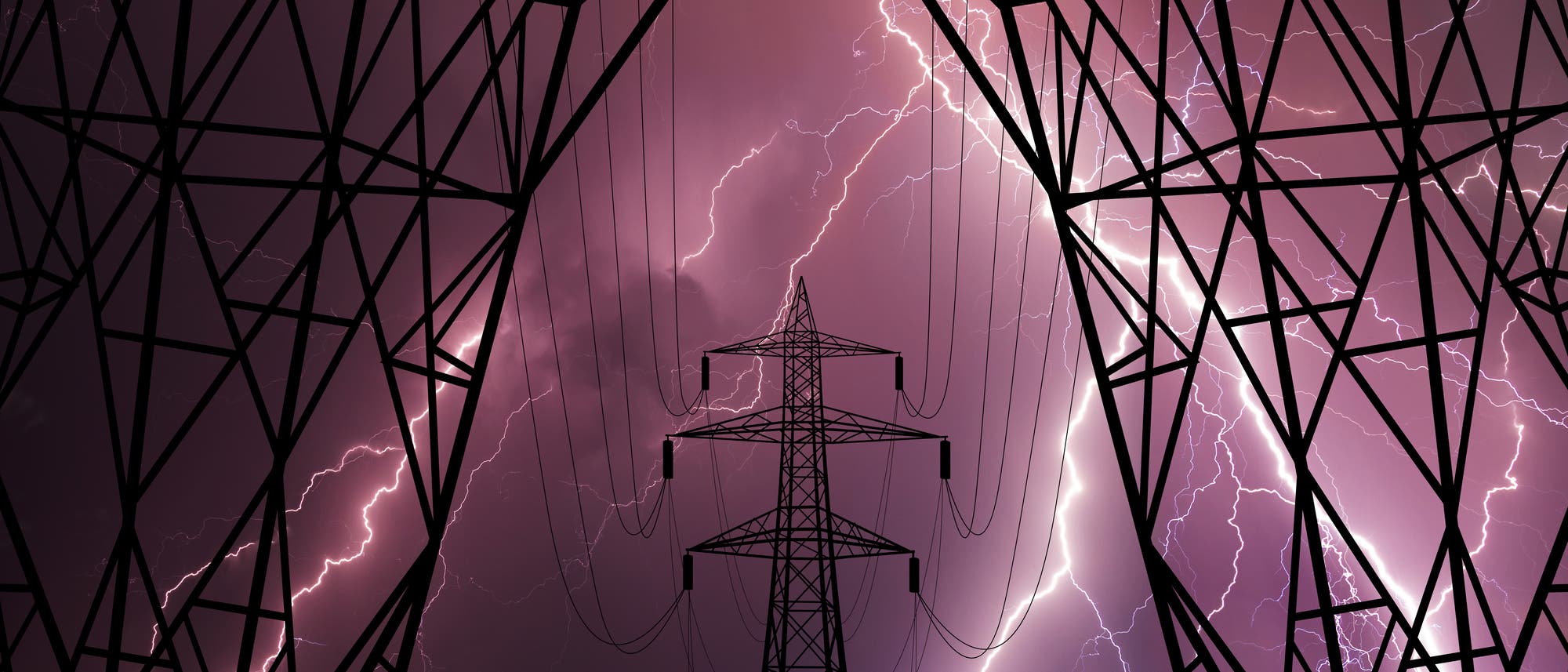 Hochspannungsleitungen vor einem dramatischen Himmel mit intensivem Blitz. Die Silhouetten der Strommasten heben sich gegen den violett beleuchteten Himmel ab, während Blitze die Szene durchziehen. Dieses Bild vermittelt die Kraft und Gefahr von Elektrizität und Naturgewalten. Hochspannungsleitungen vor einem dramatischen Himmel mit intensivem Blitz. Die Silhouetten der Strommasten heben sich gegen den violett beleuchteten Himmel ab, während Blitze die Szene durchziehen. Dieses Bild vermittelt die Kraft und Gefahr von Elektrizität und Naturgewalten.