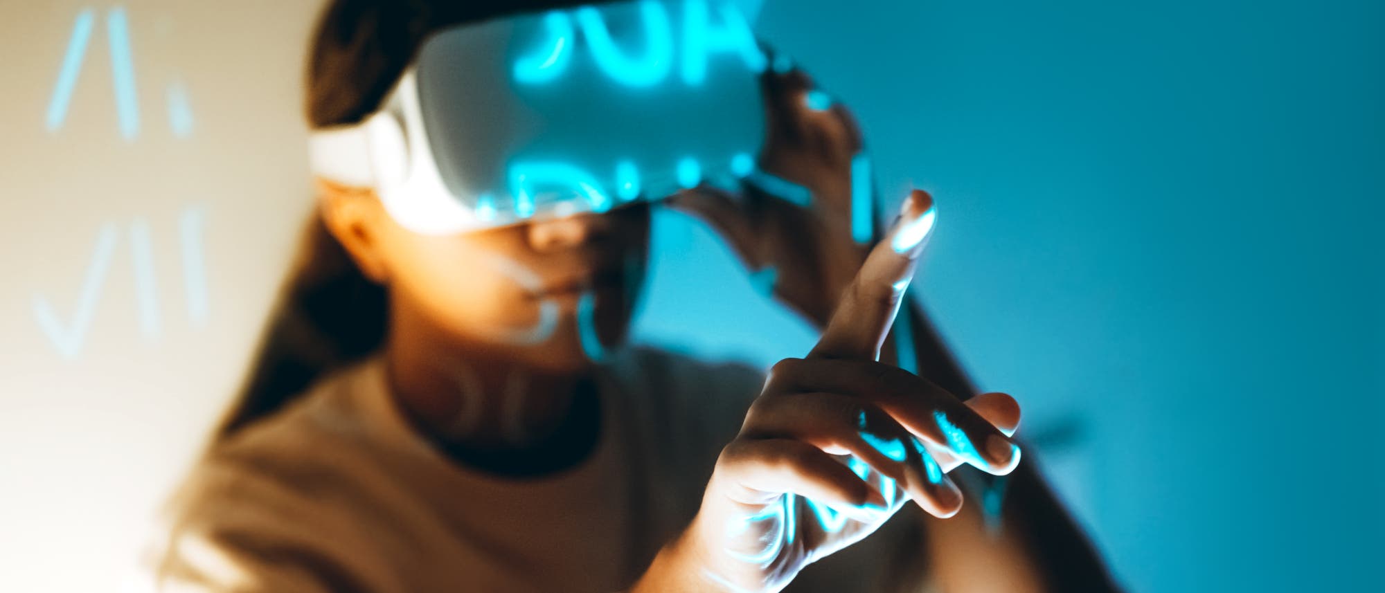 Eine Person trägt ein Virtual-Reality-Headset und interagiert mit einer digitalen Benutzeroberfläche. Der Hintergrund ist in Blau- und Orangetönen gehalten, und leuchtende Zahlen oder Buchstaben sind sichtbar. Die Person zeigt mit dem Finger auf etwas in der virtuellen Umgebung, was auf eine immersive Erfahrung hinweist.