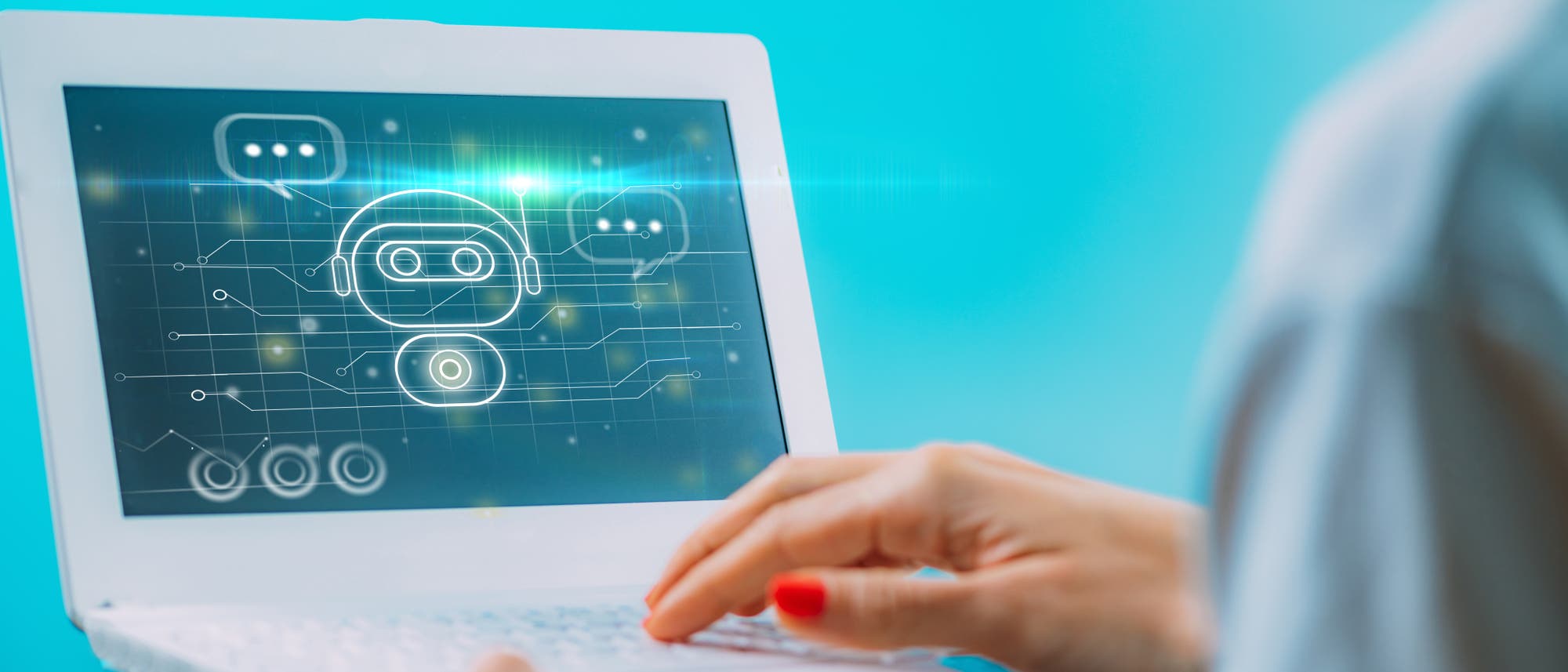 Eine Person tippt auf einem Laptop mit einem blauen Bildschirm, auf dem ein digitales Symbol eines Chatbots mit Sprechblasen und Schaltkreisen angezeigt wird. Das Bild vermittelt das Thema künstliche Intelligenz und digitale Kommunikation. Eine Person tippt auf einem Laptop mit einem blauen Bildschirm, auf dem ein digitales Symbol eines Chatbots mit Sprechblasen und Schaltkreisen angezeigt wird. Das Bild vermittelt das Thema künstliche Intelligenz und digitale Kommunikation.